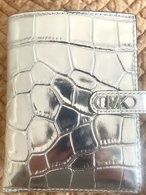 MICHAEL KORS METALLIC MK SIGNATURE FLAT BIFOLD WALLET/PASSPORT CASE HOLDER